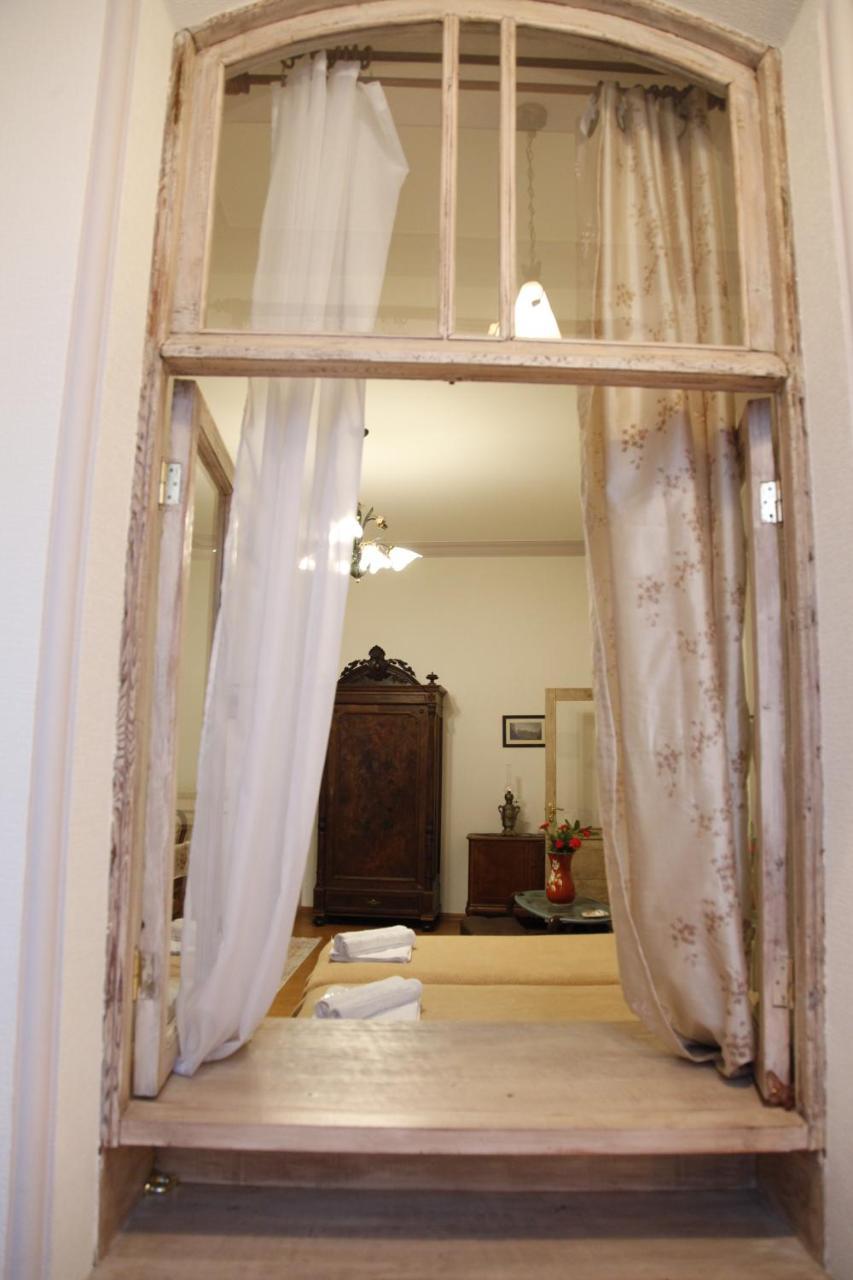 Art House Petunia Apartment Tbilisi Bagian luar foto